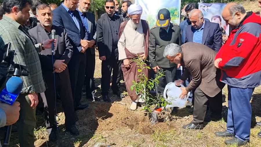 غرس نهال امید همزمان با روز طبیعت